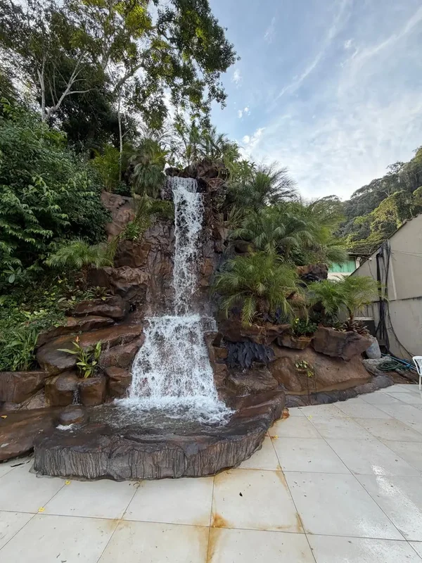 Projeto de cascata em ambiente residencial