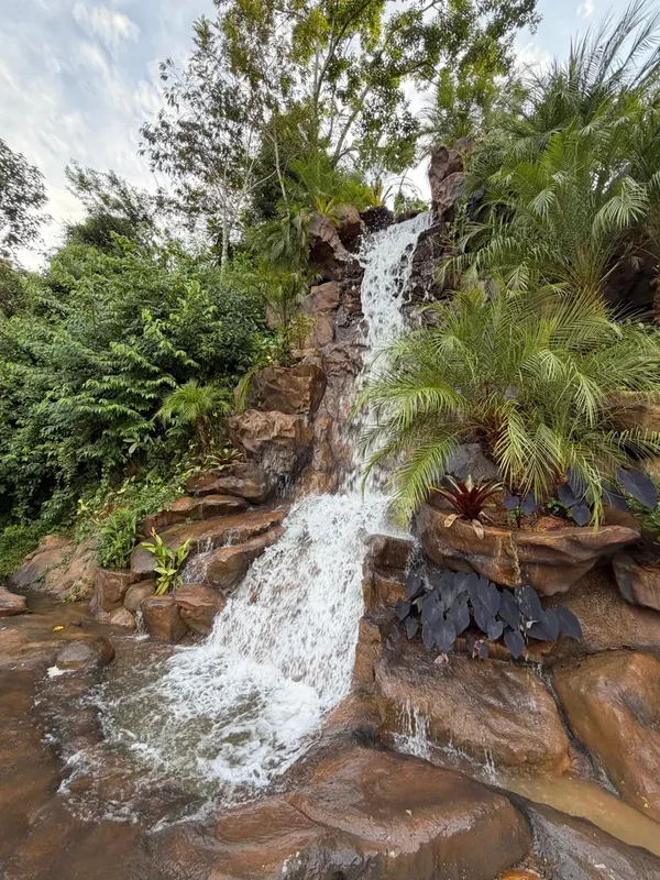 Cascata ornamental em projeto paisagístico